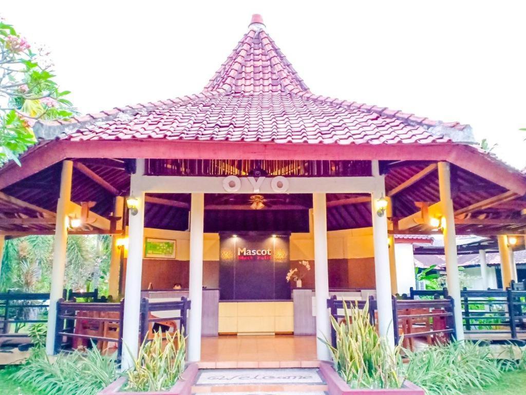 Oyo 1508 Mascot Beach Hotel Mangsit Kültér fotó